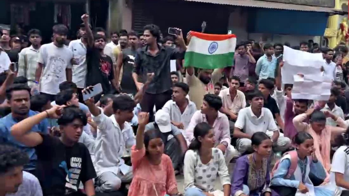 ছাত্ৰ-ছাত্ৰীৰ প্ৰতিবাদত উত্তাল নগাঁও