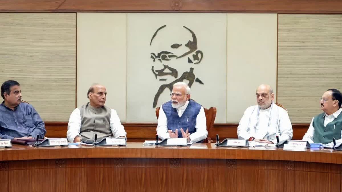 প্ৰশ্নকাকত ফাদিলৰ বিৰুদ্ধে কঠোৰ ব্যৱস্থা: কেন্দ্ৰীয় কেবিনেটৰ দ্বাৰা নতুন বিধেয়কৰ খচৰাত অনুমোদন