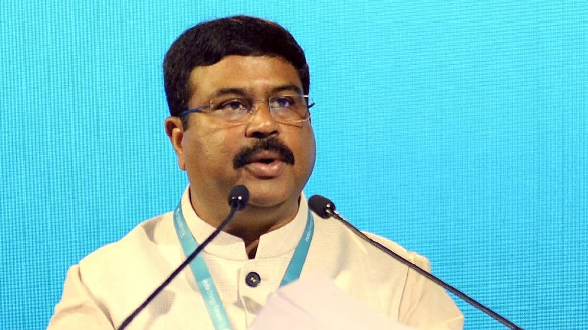 প্ৰতিবাদৰ ওচৰত সেও মানিলে চৰকাৰে: NEET প্ৰশ্নকাকত ফাদিল বিতৰ্কক লৈ শিক্ষামন্ত্ৰী ধৰ্মেন্দ্ৰ প্ৰধানৰ পদত্যাগ