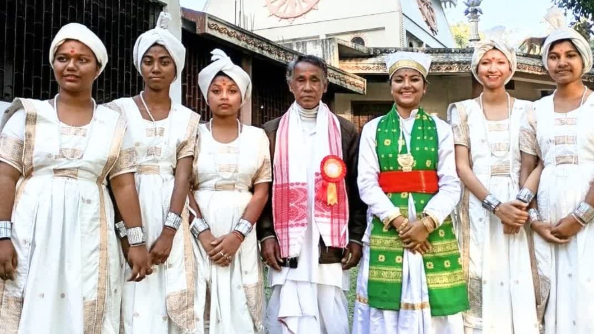দৰঙৰ সাংস্কৃতিক বিপ্লৱ: ছয়গৰাকী যুৱতীৰ প্ৰচেষ্টাত নতুন মাত্ৰা লাভ কৰিছে পৰম্পৰাগত ওজাপালীখনে