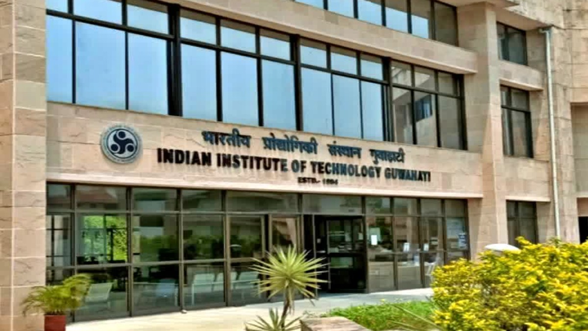 গুৱাহাটী আই আই টি কেম্পাছত অট্টালিকাৰ পৰা পৰি বি-টেকৰ ছাত্ৰৰ মৃত্যু: আৰক্ষীৰ তদন্ত আৰম্ভ
