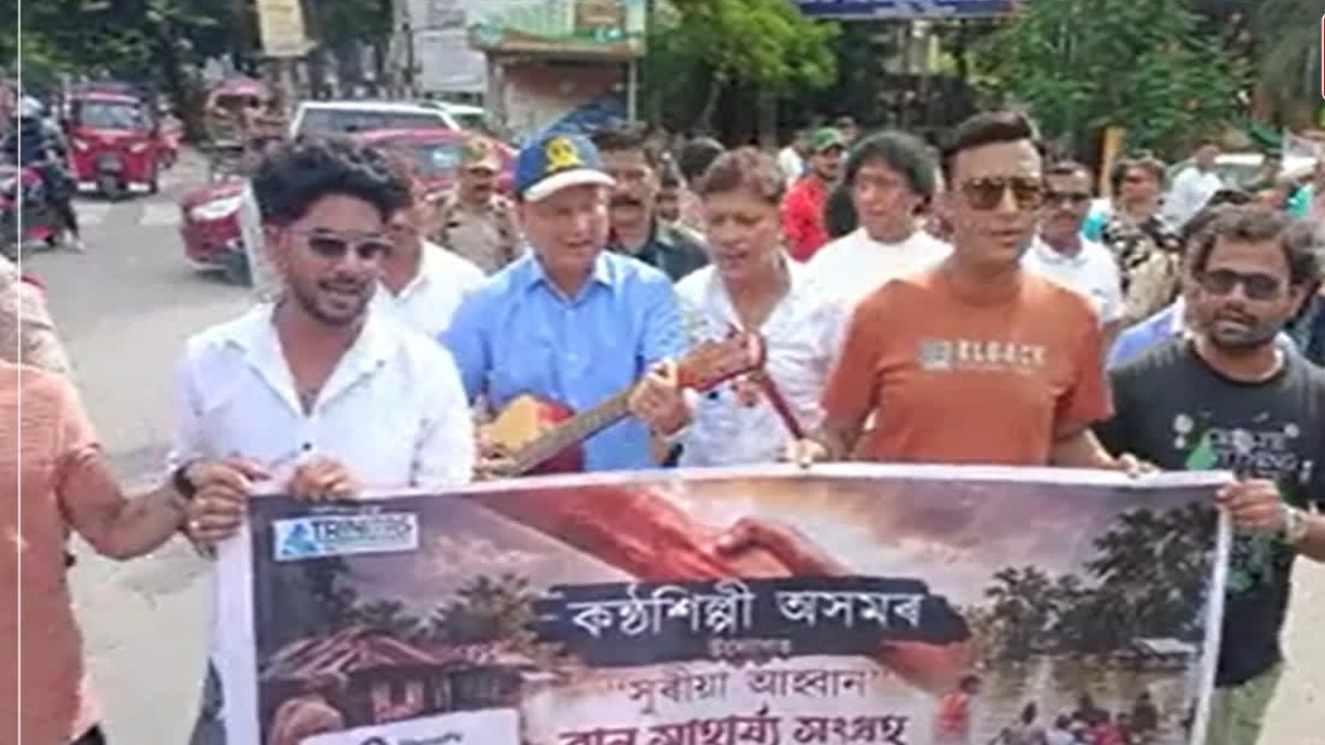 মানুহে মানুহৰ বাবে..., হাতত গীটাৰ লৈ কণ্ঠশিল্পীৰ সৈতে বান সাহায্য সংগ্ৰহ জিলা আয়ুক্তৰ