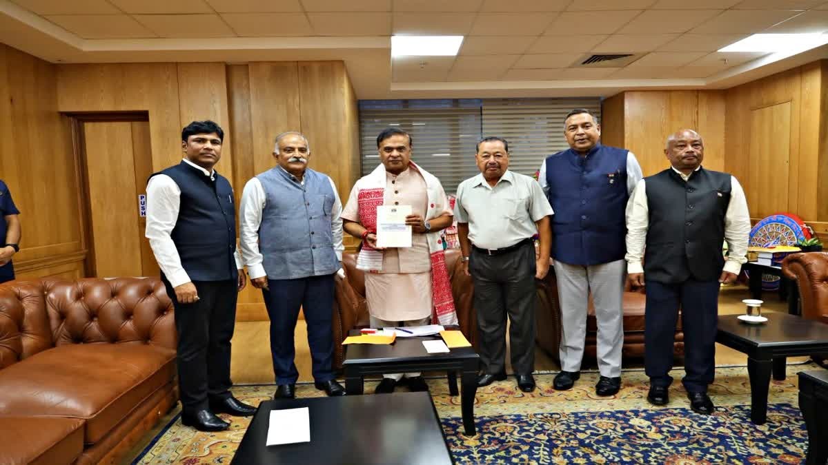 বানাক্ৰান্তৰ কাষত অসমৰ প্ৰাক্তন সেনাসৈনিকসকল: মুখ্যমন্ত্ৰীৰ সাহায্য পুঁজিলৈ ২৫ লাখ টকাৰ চেকমহল প্ৰদান