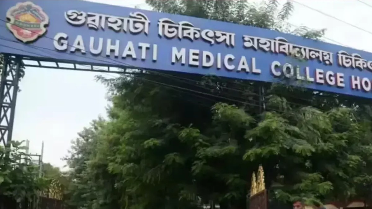 গুৱাহাটী চিকিৎসা মহাবিদ্যালয় হাস্পতালত মুমূর্ষু অৱস্থাত থকা ৰোগীৰ ওপৰত খহি পৰিল ছাদ, আহত ৪ গৰাকী