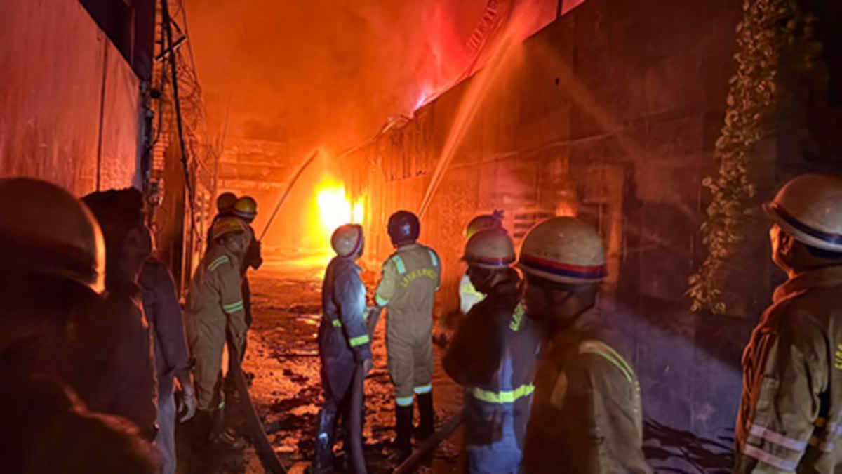 গ্ৰেটাৰ নয়ডাৰ চিপ নিৰ্মাণকাৰী কাৰখানাৰ অগ্নিকাণ্ড নিয়ন্ত্ৰণৰ সময়তে দেৱাল খহি নিহত ২ অগ্নিদমন কৰ্মী