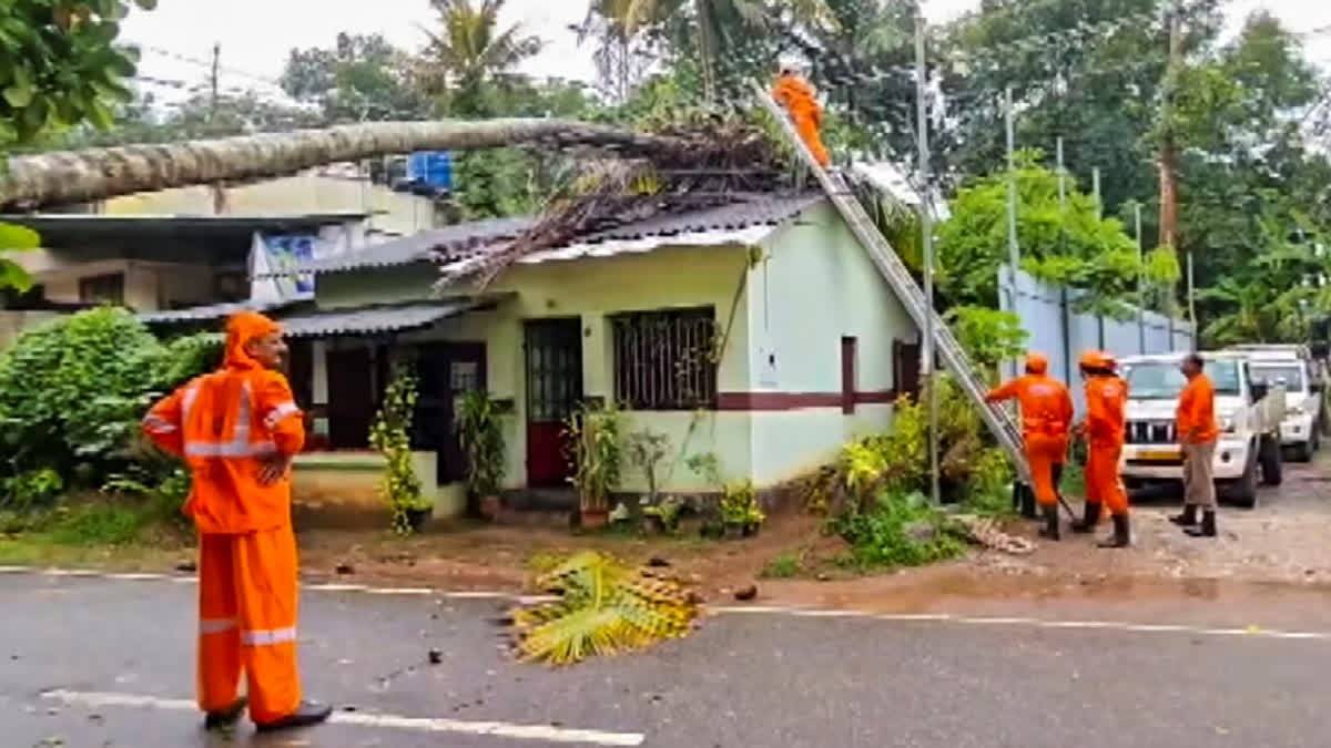কেৰালাত প্ৰবল বান আৰু বৰষুণৰ তাণ্ডৱ: মুখ্যমন্ত্ৰী ভি ডি ছাথীচানৰ দ্বাৰা বৃহৎ সাহায্য পেকেজ ঘোষণা