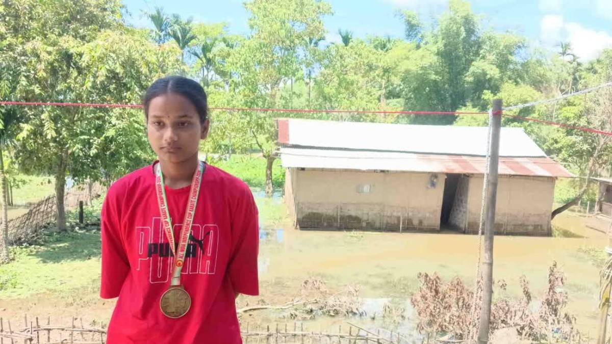 বানে ধবংস কৰিলে ঘৰ, ত্ৰাণ শিবিৰৰ পৰা দিল্লীত স্বৰ্ণজয় অসমৰ কাৰাটে  খেলুৱৈ জনমণি কোঁৱৰৰ