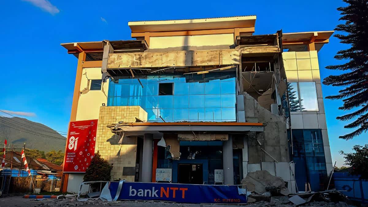 ইণ্ডোনেছিয়াত ৭.৭ প্ৰাবল্যৰ শক্তিশালী ভূমিকম্প: ছুনামিৰ সতৰ্কবাণী জাৰী, ক্ষতিগ্ৰস্ত বহু ঘৰ-দুৱাৰ