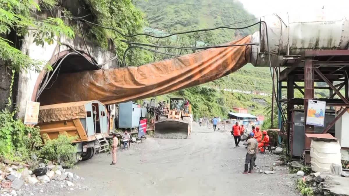 উত্তৰাখণ্ডৰ চমোলিত সুৰংগ দুৰ্ঘটনাৰ পিছত এতিয়াও সন্ধানহীন দুজন শ্ৰমিক, যুদ্ধকালীন তৎপৰতাৰে উদ্ধাৰকাৰ্য