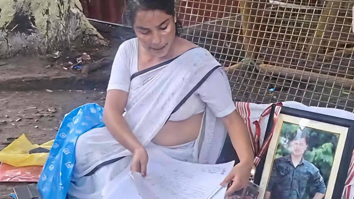 পুতেকৰ ৰহস্যজনক মৃত্যুৰ উচিত তদন্ত আৰু ন্যায়ৰ দাবীত জনতা ভৱনৰ সমীপত এগৰাকী দুৰ্ভগীয়া মাতৃৰ প্ৰতিবাদ