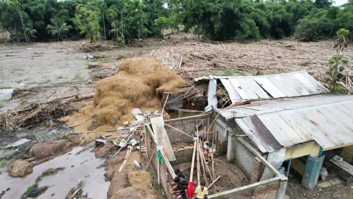 অসমত বান পৰিস্থিতি ভয়াৱহ: মৃতকৰ সংখ্যা ১০৭৯ লৈ বৃদ্ধি, বিপদসীমাৰ ওপৰেৰে বৈছে ধন্সিনী নদী