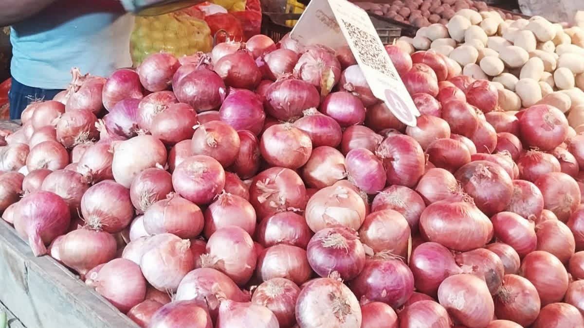 দিল্লীৰ বজাৰত পিয়াঁজৰ আকাশলংঘী মূল্যবৃদ্ধি: যোগান হ্ৰাস পোৱাৰ বাবে চিন্তাত সাধাৰণ জনতা