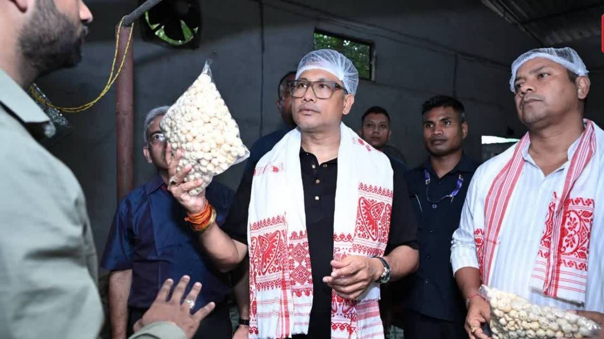 কামৰূপত মাখানা খেতি আৰু প্ৰসংস্কৰণ উদ্যোগ পৰিদৰ্শন কৃষি মন্ত্ৰী পীযুষ হাজৰীকাৰ, কৃষকক সহায়ৰ প্ৰতিশ্ৰুতি