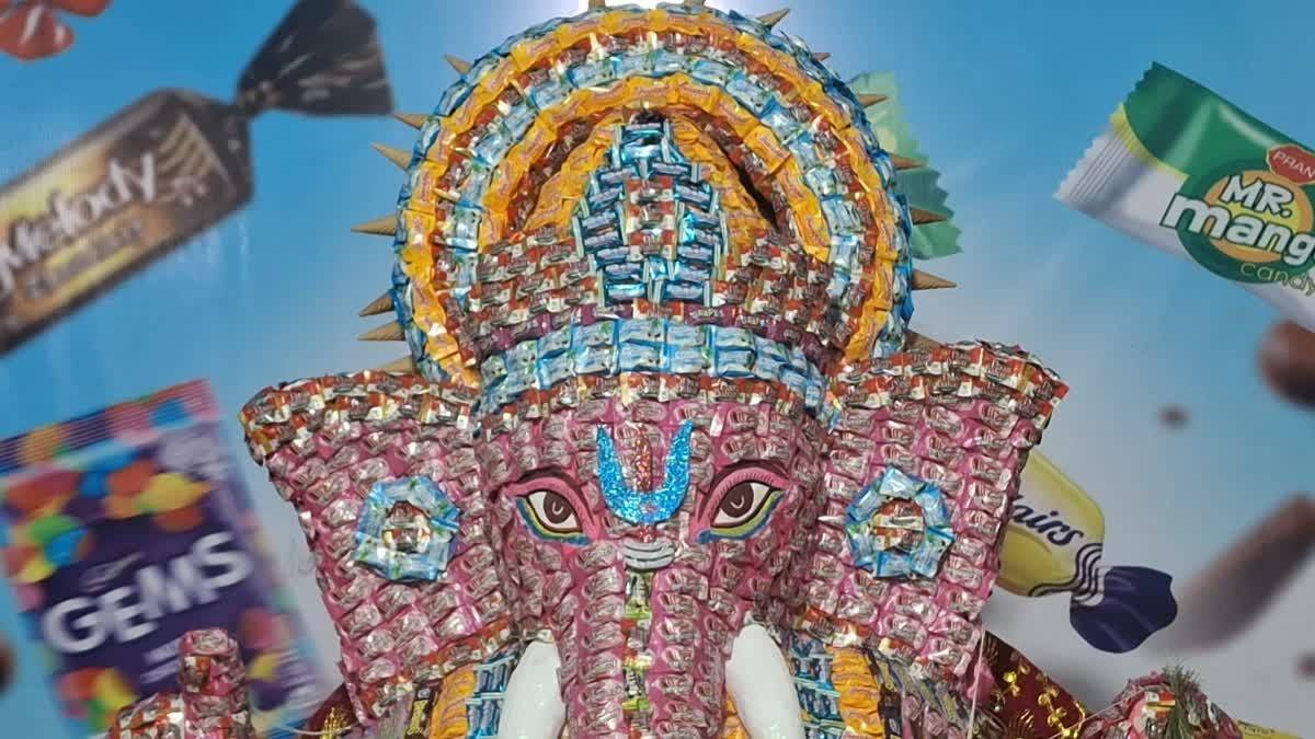 মহাৰাষ্ট্ৰৰ আমৰাৱতীত ১৫,৫০০ চকলেট ব্যৱহাৰ কৰি নিৰ্মাণ কৰা হ’ল ভগৱান গণেশৰ এক আকৰ্ষণীয় আৰু অনন্য মূৰ্তি