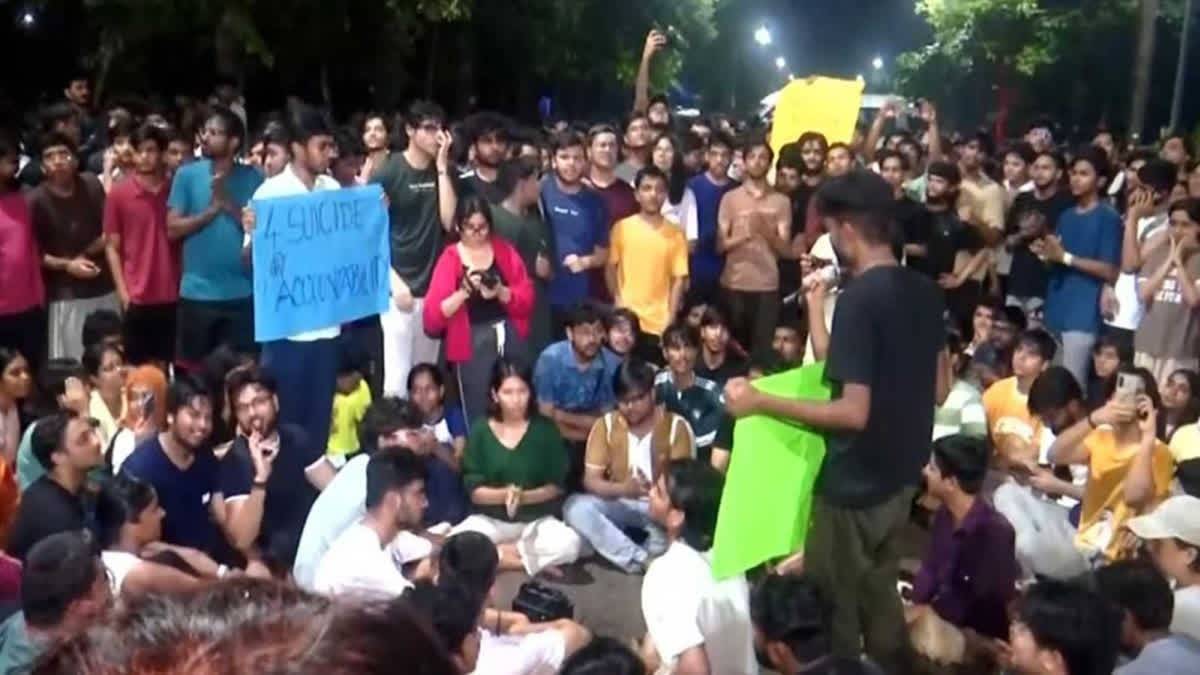 আইআইটি বোম্বেৰ ছাত্ৰৰ আত্মহত্যাৰ ঘটনা: অধ্যাপকৰ বিৰুদ্ধে আত্মহত্যাত প্ৰৰোচনাৰ অভিযোগ, ক্ৰাইম ব্ৰাঞ্চৰ তদন্ত আৰম্ভ