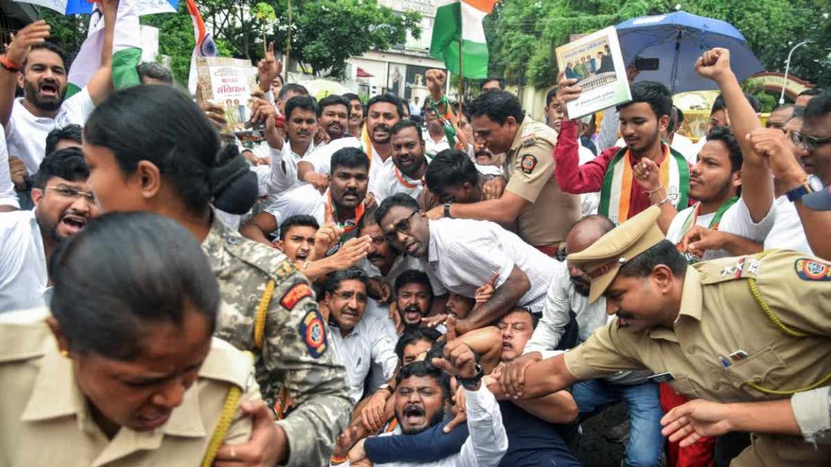 Nagpur City Congress Chief Prafulla Gudadhe and several party supporters were detained by police outside Lok Bhawan on Wednesday. The group was protesting in support of student demands following the arrest of Lok Sabha Opposition Leader Rahul Gandhi.