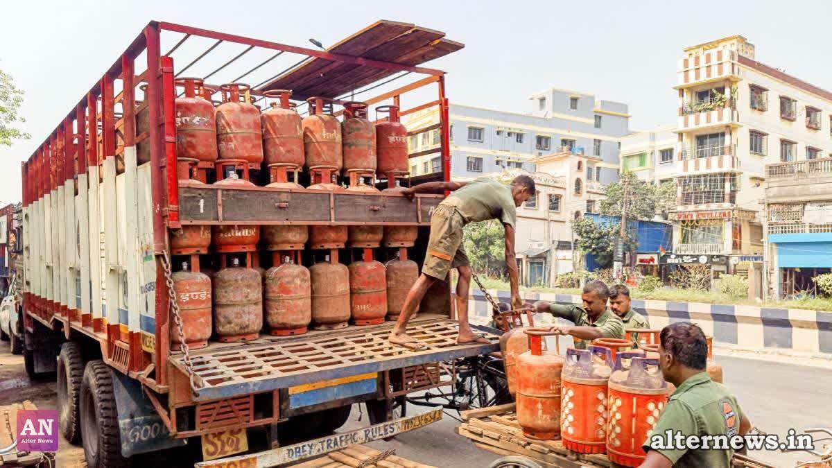 Commercial LPG cylinder prices cut by over Rs 200 in Delhi, Kolkata (File/ANI)