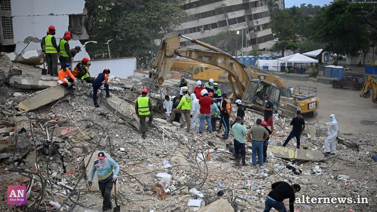Rescue teams and volunteers search for bodies amid the rubble of a collapsed building in Caraballeda, Venezuela, on August 3, 2026 (AFP)