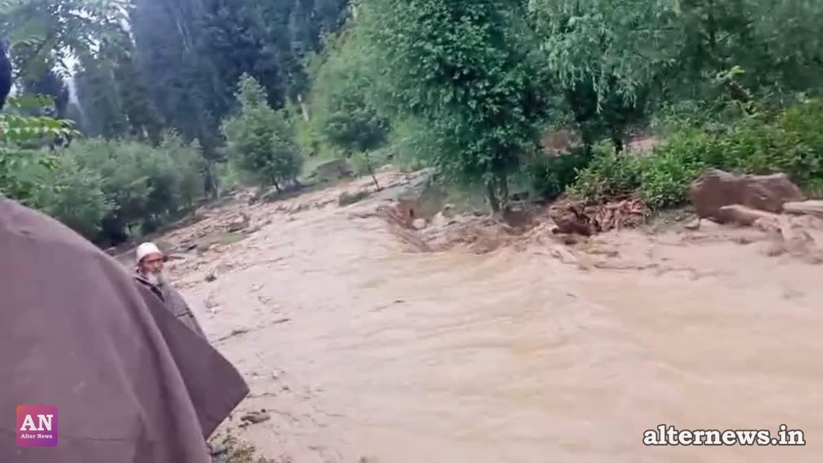 Cloudbursts and Heavy Rain Trigger Kashmir Flash Floods; 1 Killed, Dozens Evacuated in Rescue Ops