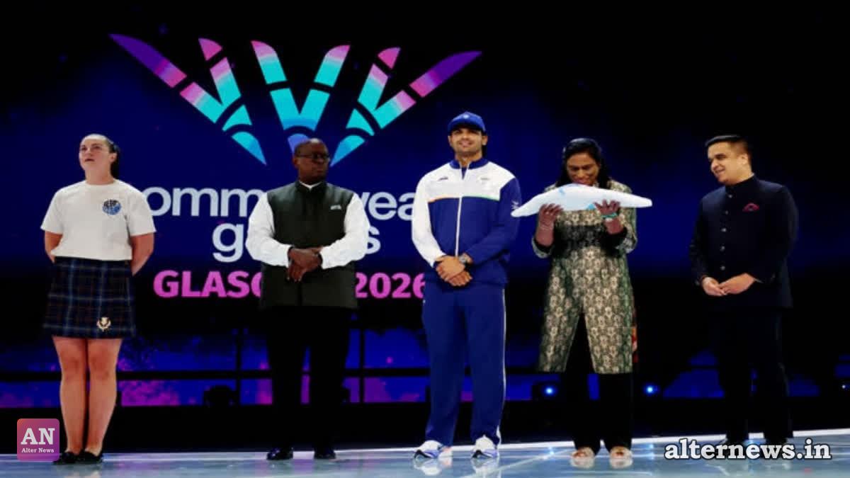 Neeraj Chopra,PT Usha and Gujarat Chief Minister Harsh Sanghvi receive the flag during the closing ceremony (ANI)