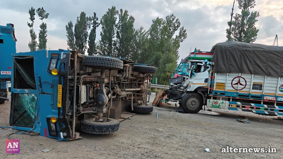 7 Injured as CRPF Vehicle Collides Head-On with Truck on Jammu-Srinagar Highway in Qazigund