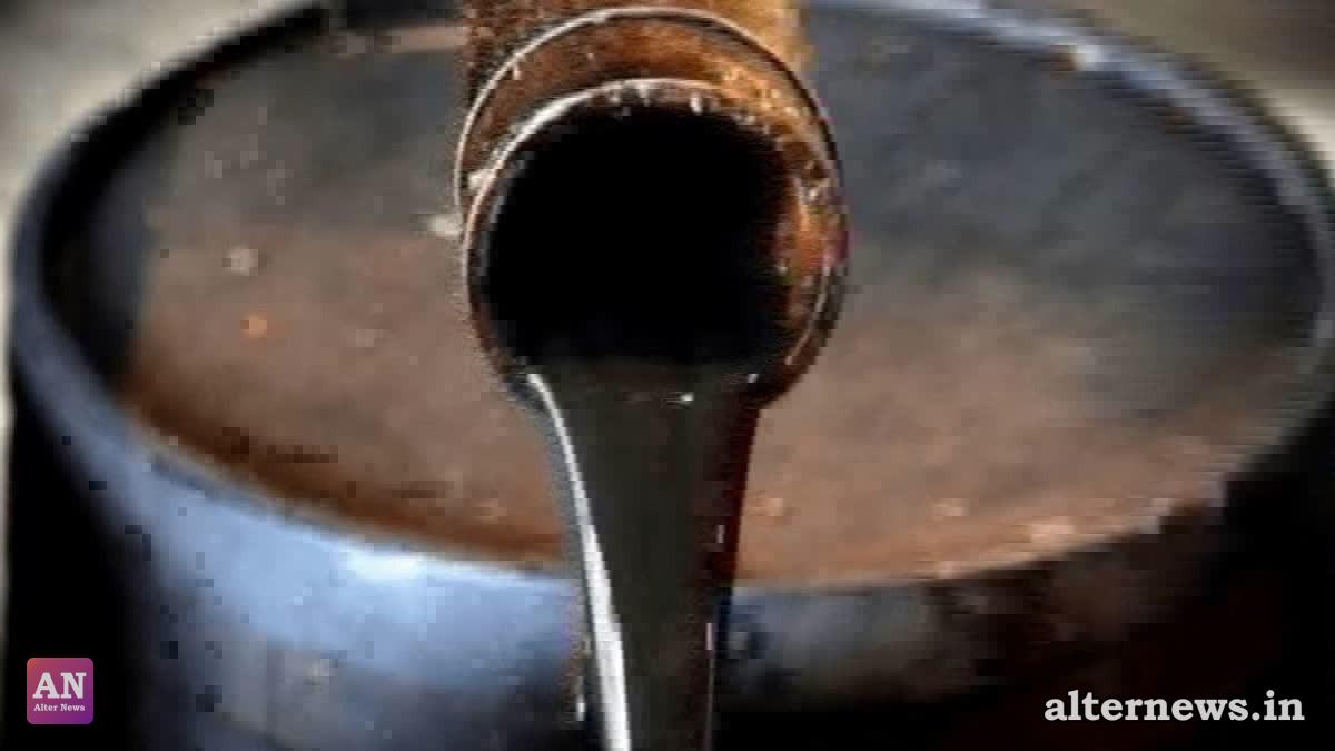 Crude Oil Crosses $100 Mark Following Fresh US-Iran Strikes and Surging Global Gasoline Prices